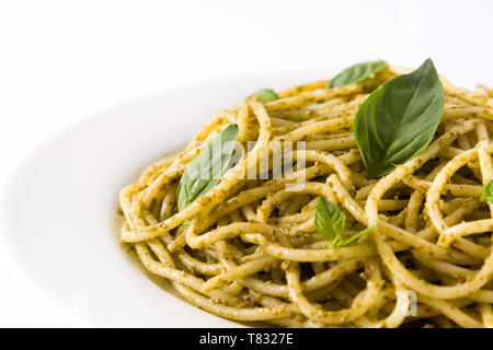 Spaghetti al pesto isolati su sfondo bianco Foto Stock