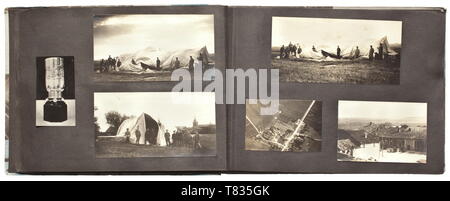 Un album di foto di battenti distacco 228 Circa 112 foto di buona qualità della tedesca Flying Corps. Biplani di vari tipi, si è schiantato aeromobili, parzialmente con marcature, ritratti con medaglie. Il molto rara foto di un onore calice per vincitori nel combattimento aereo sulla corrispondente base di legno. L'immagine inscritto (tr) "Onore award per la vittoria di aria contro i velivoli nemici' sul retro, formato circa 4,5 x 8 cm. Fotografie aeree di strutture militari, aeromobili, dirigibili, città. Buone foto di dettagli tecnici e piloti in vari formati. Dimensioni dell'album 27 x 19 cm. Rare. storica , Editorial-Use-solo Foto Stock