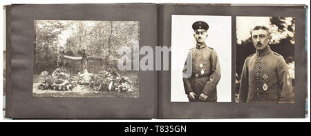 Un album di foto di battenti distacco 228 Circa 112 foto di buona qualità della tedesca Flying Corps. Biplani di vari tipi, si è schiantato aeromobili, parzialmente con marcature, ritratti con medaglie. Il molto rara foto di un onore calice per vincitori nel combattimento aereo sulla corrispondente base di legno. L'immagine inscritto (tr) "Onore award per la vittoria di aria contro i velivoli nemici' sul retro, formato circa 4,5 x 8 cm. Fotografie aeree di strutture militari, aeromobili, dirigibili, città. Buone foto di dettagli tecnici e piloti in vari formati. Dimensioni dell'album 27 x 19 cm. Rare. storica , Editorial-Use-solo Foto Stock