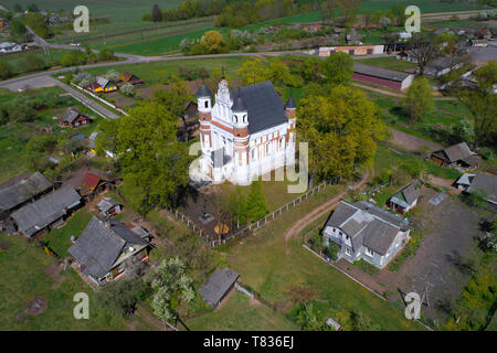 Vista del tipo difensivo chiesa nel villaggio di Murovanka su una soleggiata giornata Aprile (fotografia aerea). Regione di Grodno, Bielorussia Foto Stock