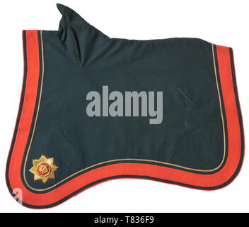 Un sottosella per ufficiali di campo artiglieria circa 1900. Fine verde scuro feltro di lana rifinito con un bordo rosso, rosso tubazioni, circostante treccia d'oro e due stelle d'oro. Stelle di ottone dorato, pin-fissato medaglioni con corone sul feltro rosso, otto occhielli saldati lungo il perimetro a retromarcia su ogni lato, il diametro di ogni 12 cm. La parte inferiore con grossolane nere panno di cotone disposti a lisca di pesce (minimamente danneggiato, piccola vecchia riparazione). Solo lievi segni di età e di usura. Oggetto assai raro in ottime condizioni. storica, storica, Sassonia, Sassone, Additional-Rights-Clearance-Info-Not-Available Foto Stock