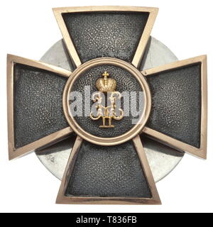 Un segno distintivo della Guardia montata la brigata di artiglieria Croce di ossidate argento a forma di croce di San Giorgio, con applicata crossarm bordi in oro. Il medaglione rotondo, analogamente con applicato un anello d'oro, porta il nome di cifrario di Tsar Nicholas II in oro. L'attacco di retromarcia per usura è costituito da una vite centrale convessa e la piastra di pressione con il corrispondente dado ad alette. Già questo raro regimental badge è prodotta con la massima qualità da Carl Peter Fabergé ferma a San Pietroburgo e presenta più corrispondenti punzonature. Situato sul cr, Additional-Rights-Clearance-Info-Not-Available Foto Stock