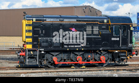 La British Rail Classe 08 diesel-elettrico locomotiva di smistamento numero 08648 a Inverness stazione ferroviaria, Inverness, Scotland, Regno Unito Foto Stock