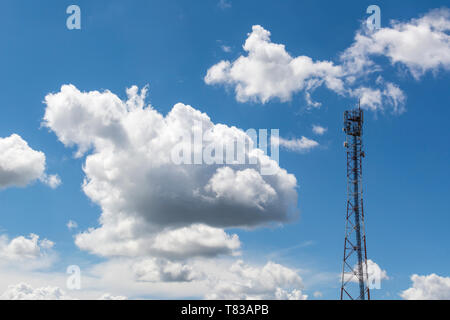 Cielo blu e nuvole del cielo, torre di comunicazione, Internet telefono cellulare Foto Stock