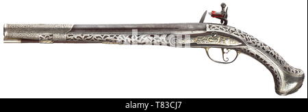 Una coppia di argento-montato flintlock pistols Le Lorain a Valence, la prima metà del XVIII secolo e modificata per la oriental (nord africano?) mercato nel XIX secolo. Alesaggio liscio di barili in 15 mm di calibro. Florally flintlocks inciso, firmato su piastre di bloccaggio. Le scorte di noce con mobili di color argento con tracce di doratura, alquanto sbiadita dalla pulizia. Ramrods in legno con punte di argento. Scorte profusamente montati con argento scrollwork, argento canna maniche decorate con intricati rilievi. La lunghezza di ogni 46 cm. La squisita pistole dal XVIII secolo con e, Additional-Rights-Clearance-Info-Not-Available Foto Stock