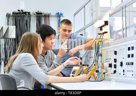 Un gruppo di giovani studenti in materia di istruzione e formazione professionale per l'elettronica Foto Stock