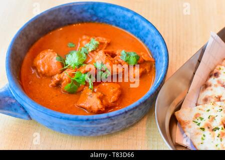 Classico burro indiano di pollo con pane naan Foto Stock