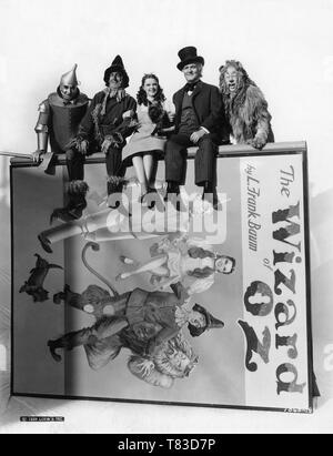 JACK HALEY nel ruolo di Tin Man RAY BOLGER nel ruolo di Spaventapasseri JUDY GARLAND nel ruolo di Dorothy Gale TOTO il cane FRANK MORGAN nel ruolo del professor Marvel / il mago di Oz BERT LAHR nel ruolo di Leone vigliacco posa ritratto nel MAGO di Oz 1939 il regista VICTOR FLEMING dal libro di L. Frank Baum costumi Gilbert Adrian Metro Goldwyn Mayer (MGM) Foto Stock