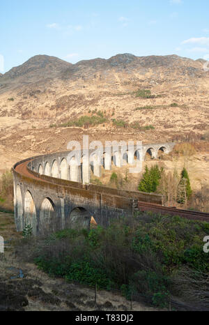 Viadotto Glenfinnan, costruito nel 1898, si trova a capo di Loch Shiel e porta la West Highland Line e patrimonio giacobita treno a vapore da Mallaig. Foto Stock
