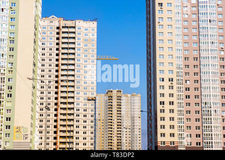 Kiev, Ucraina - 06 Aprile, 2019: Nuovi edifici su Poznyaki zona residenziale nel quartiere Darnitskiy di Kiev, Ucraina Foto Stock