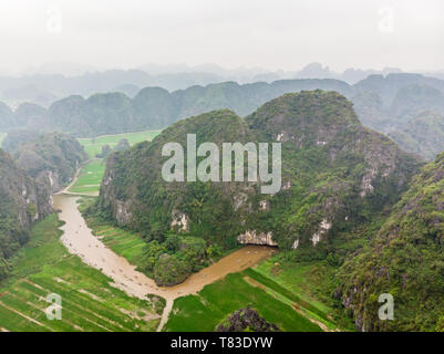 Vista aerea da di Hang Mua di fiume, montagne e Ninh Binh provincia, Vietnam Foto Stock