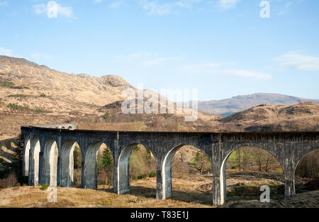Viadotto Glenfinnan, costruito nel 1898, si trova a capo di Loch Shiel e porta la West Highland Line e patrimonio giacobita treno a vapore da Mallaig. Foto Stock