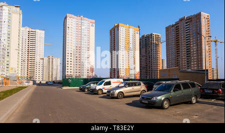 Kiev, Ucraina - 06 Aprile, 2019: Nuovi edifici su Poznyaki zona residenziale nel quartiere Darnitskiy di Kiev, Ucraina Foto Stock