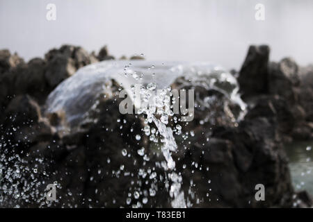 Fontana di spruzzi di acqua Closeup a Schwarzenbergplatz a Vienna, in Austria Foto Stock