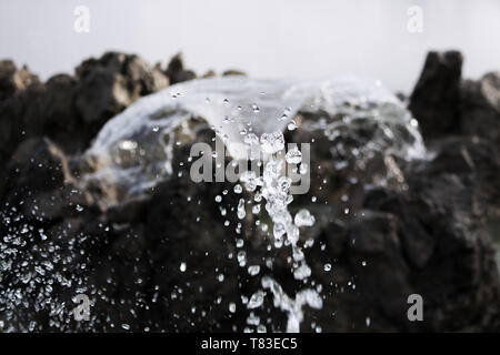 Fontana di spruzzi di acqua Closeup a Schwarzenbergplatz a Vienna, in Austria Foto Stock