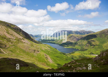 Parco Nazionale del Distretto dei Laghi, Cumbria, Inghilterra. Vista su Buttermere e distante Crummock acqua dalle pendici occidentali del Haystacks. Foto Stock