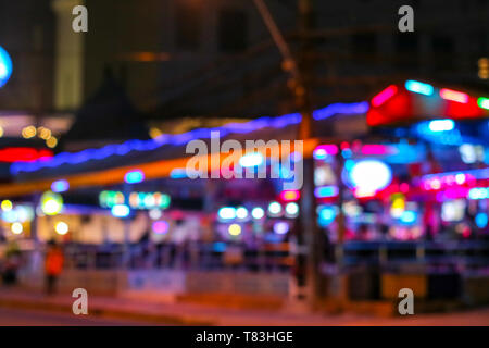 Colorate di sfocatura della luce notturna al mercato notturno nella città di Pattaya Foto Stock