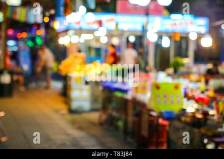 Sfocata luce colorata street food di China town al mercato locale nella città di pattya Foto Stock