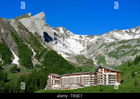 Francia, Alpes de Haute Provence, Parc national du Mercantour (Parco Nazionale del Mercantour), Val d'Allos La Foux ski resort, la piccola e la grande aiguille in background Foto Stock