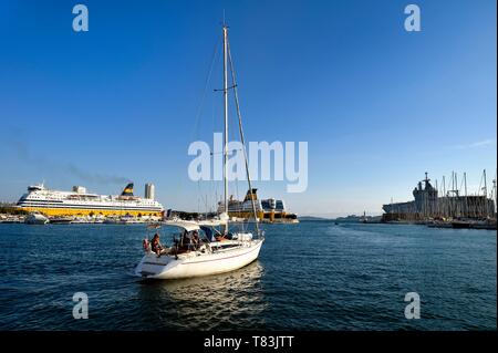 Francia, Var, Tolone, una barca a vela lascia il porto, due barche di Corsica Ferries e il Dixmude (L9015) della Marina nazionale della classe Mistral in background Foto Stock