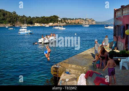 Francia, Var, La Rade (rada di Tolone, Cap Brun, acqua attività nel porto di piccole case di Mejean cove Foto Stock