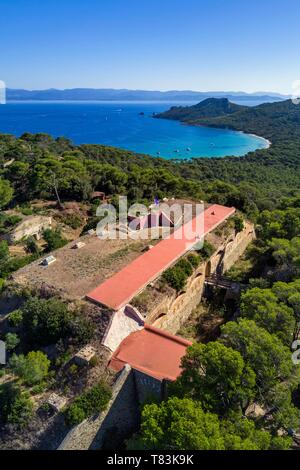 Francia, Var, Iles d'Hyeres, il Parc National de Port Cros (Parco Nazionale di Port Cros), isola di Porquerolles, monastero ortodosso di Santa Maria dell'ex Fort di pentimento, la baia di Alycastre e il Cap des Medes in background Foto Stock