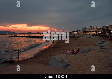 Francia, Var, Saint Raphael, città spiaggia al tramonto Foto Stock
