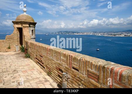 Francia, Alpes Maritimes, le isole di Lérins, Sainte Marguerite island, il Fort Royal fortificato da Vauban con vista su Cannes Foto Stock