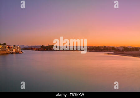 Una bellissima alba al molo al Zeytona Beach in El Gouna Egitto Africa Orientale. Foto Stock