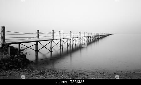 Una bellissima alba al molo al Zeytona Beach in El Gouna Egitto Africa Orientale. Foto Stock