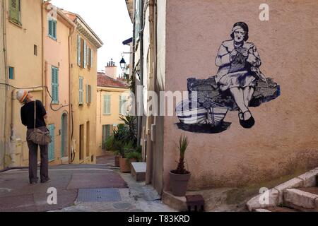 Francia, Alpes Maritimes, Cannes, la città vecchia in le Suquet district, Olivia Paroldi arte di strada all' angolo di rue Coste Corail e traverse de l'Eglise Foto Stock