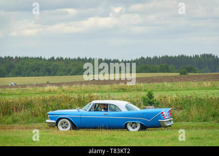 Vintage car guida su un grassroad nel paese Foto Stock