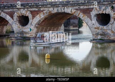 Francia, Haute-Garonne, Toulouse, elencati a grandi siti turistici in Mezzogiorno-Pirenei, Pont Neuf, turisti in una imbarcazione turistica sotto il Pont Neuf Foto Stock