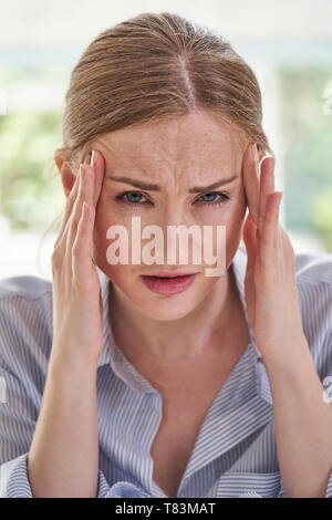 Ritratto di giovane donna soffre di mal di testa Foto Stock