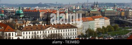 Repubblica ceca, Boemia, Praga, elencato come patrimonio mondiale dall' UNESCO, vista panoramica di Praga dal Castello Foto Stock