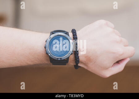 Runner controllo progressi su smart watch. Montare maschio runner allenamento Foto Stock