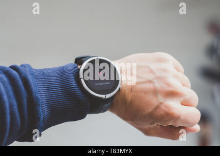 Runner controllo progressi su smart watch. Montare maschio runner allenamento Foto Stock