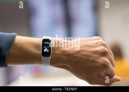 Runner controllo progressi su smart watch. Montare maschio runner allenamento Foto Stock