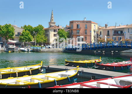 Porto e colorate barche di piccole dimensioni a Martigues in Francia, un comune a nord-ovest di Marsiglia. Essa è parte del dipartimento Bouches-du-Rhône Foto Stock