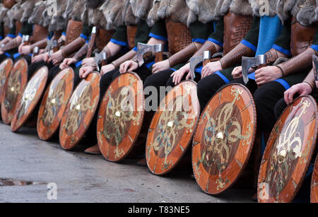 Il 2011 Fino Helly protezioni Aa. Up Helly Aa è un fuoco viking festival unico per le isole Shetland, al nord della Scozia, Regno Unito. Foto Stock