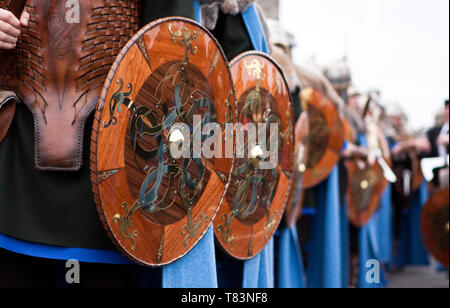 Il 2011 Up Helly Aa fotografato come vichinghi marzo le strade di Lerwick. Up Helly Aa è un fuoco viking festival unico per le isole Shetland, Nord o Foto Stock