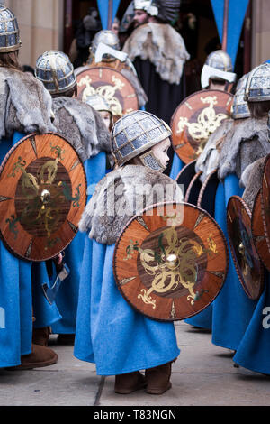 Il 2011 Up Helly Aa. Up Helly Aa è un fuoco viking festival unico per le isole Shetland, al nord della Scozia, Regno Unito. Foto Stock