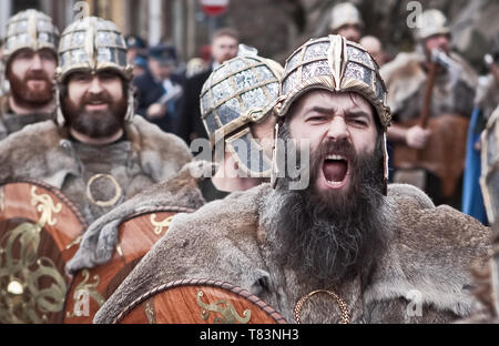 Il 2011 Up Helly Aa fotografato come vichinghi marzo le strade di Lerwick. Up Helly Aa è un fuoco viking festival unico per le isole Shetland, Nord o Foto Stock