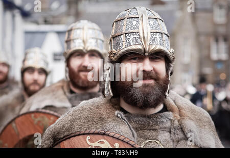 Il 2011 Up Helly Aa fotografato come vichinghi marzo le strade di Lerwick. Up Helly Aa è un fuoco viking festival unico per le isole Shetland, Nord o Foto Stock