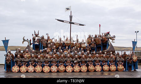 Il 2011 Up Helly Aa foto della squadra a bordo della cucina Viking Ship. Up Helly Aa è un fuoco viking festival unico per le isole Shetland, a nord della Scozia Foto Stock