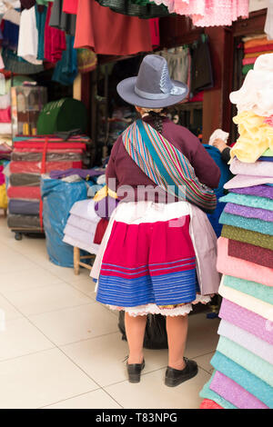 Donna con abito locale in un tessuto in stallo il Mercato Centrale o mercato centrale di Huaraz, Ancash Regione, Perù Foto Stock