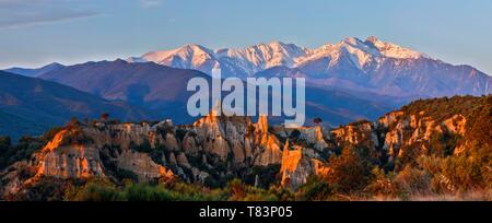 Francia, Pirenei orientali, Ille-sur-Tet, les Orgues, panoramica del sito di sunrise Foto Stock