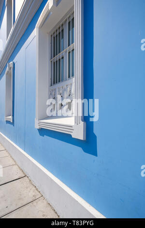 Colorate pareti blu e finestre bianche in stile coloniale per le strade di Trujillo, Perú Foto Stock