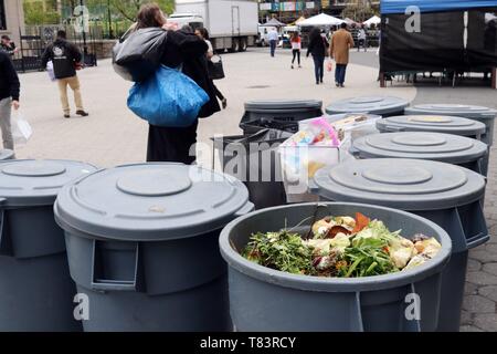 New York, NY, STATI UNITI D'AMERICA, 10th. Maggio, 2019. Sulla Terra il giorno lunedì, 22 aprile 2019, ambientalmente consapevole Newyorkesi facciano la loro parte per aiutare l'ambiente Foto Stock