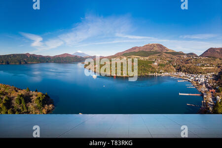 Il monte Fuji e il Lago Ashi.La posizione di ripresa è il Lago Ashi, nella prefettura di Kanagawa Giappone.Vista da fuco.-foto aerea. Foto Stock